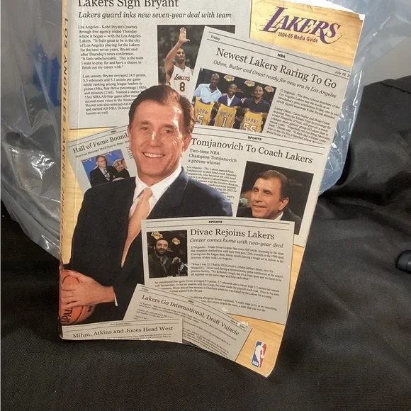 Lakers 2004-05 Media Guide Great For Lakers Fans 🏀 - Picture 1 of 3